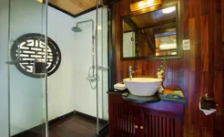 Syrena Cruise Bathroom